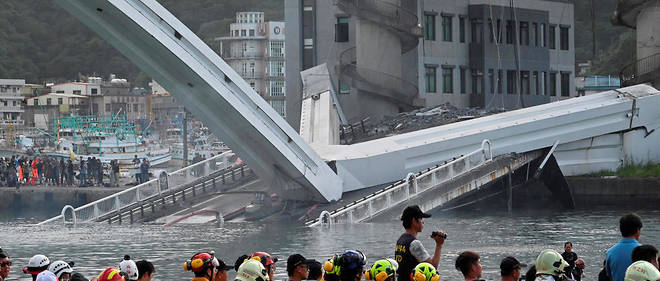 Les causes de l'effondrement du pont ne sont pas encore connues.