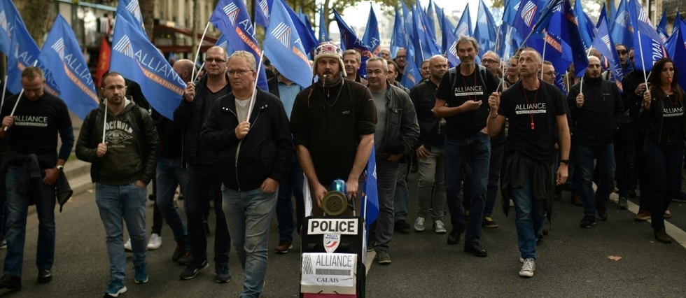 Des milliers de policiers a Paris pour une "marche de la colere"
