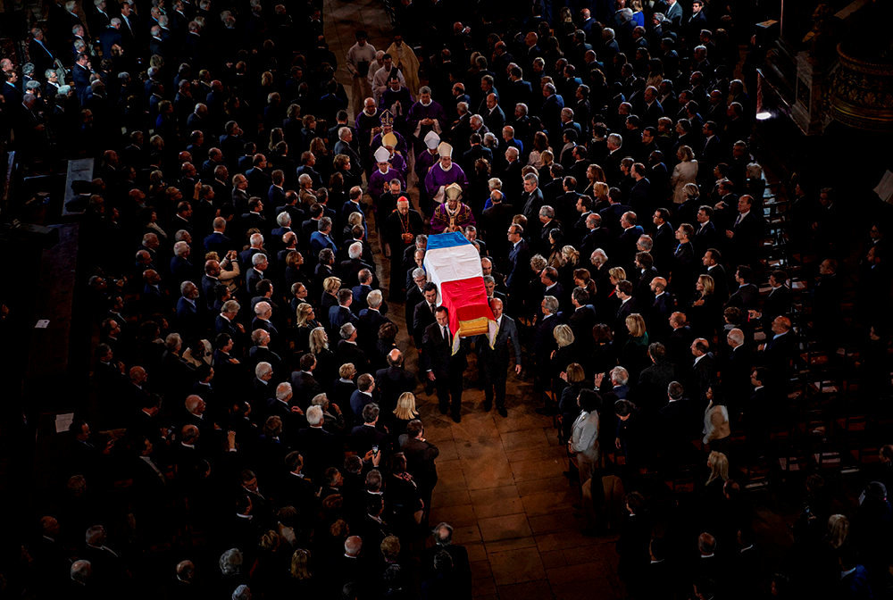 
        Adieu. Paris, 30 septembre 2019, jour de deuil national. En l'eglise Saint-Sulpice est celebree une messe en hommage a l'ancien president de la Republique.