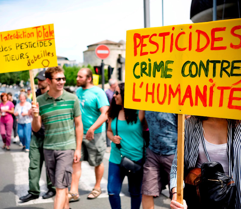 
        Agit-prop. A Bordeaux, le 19 mai, des manifestants defilent lors d'une << marche contre Monsanto et pour l'agroecologie >>, a l'appel d'associations, dont Greenpeace.