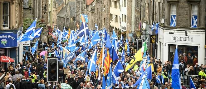 Des milliers de manifestants a Edimbourg pour l'independance de l'Ecosse