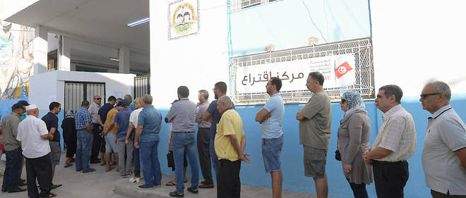 Alors que les Tunisiens de l'etranger n'ont ete que 4,6 % des electeurs a se deplacer ce dimanche, ceux restes au pays se sont doucement mobilises des le matin dans les bureaux de vote.