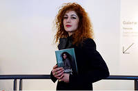 French-writing author of Iranian origin Abnousse Shalmani poses at a press conference to present Czech issue of her novel Khomeini, Sade and I, in Prague, Czech Republic, March 8, 2016. Photo/Roman Vondrous (CTK via AP Images)/vnd 1/768144869605/CZECH REPUBLIC OUT, SLOVAKIA OUT, POLAND OUT, SWEDEN OUT, NORWAY OUT Please contact your sales representative for pricing and restriction questions. CZECH REPUBLIC OUT, SLOVAKIA OUT, POLAND OUT, SWEDEN OUT, NORWAY OUT/1603081237 ©Roman Vondrous/AP/SIPA
