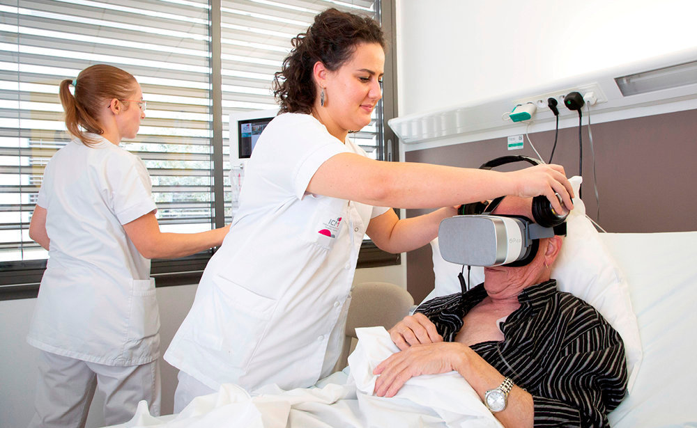 
        Relaxation. A l'Institut du cancer de Montpellier, le 25 septembre. Pour attenuer le stress induit par la seance de chimiotherapie, un casque de realite virtuelle est mis a la disposition du patient.
