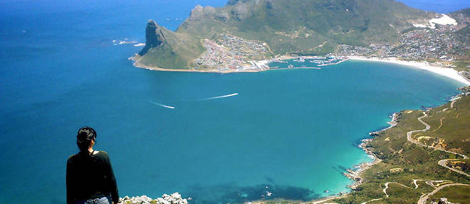 Parmi les sites emblematiques du continent, celui de Capetown, en Afrique du Sud, dont on voit ici une partie autour de Hout Bay.