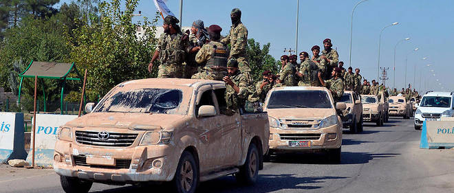Des membres de l'Armee nationale syrienne, suppletifs des forces turques, partent pour Ras al-Ain au nord de la Syrie depuis la ville frontaliere de Ceylanpinat le 10 octobre.