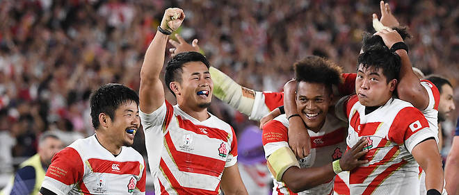 Les Japonais ont realise la meilleure performance de l'histoire du rugby nippon en assurant leur qualification pour les quarts de finale de la Coupe du monde 2019 grace a leur victoire face a l'Ecosse (28-21).