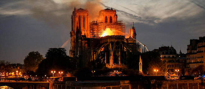 La cathedrale Notre-Dame de Paris a ete la proie des flammes pendant plusieurs heures. 