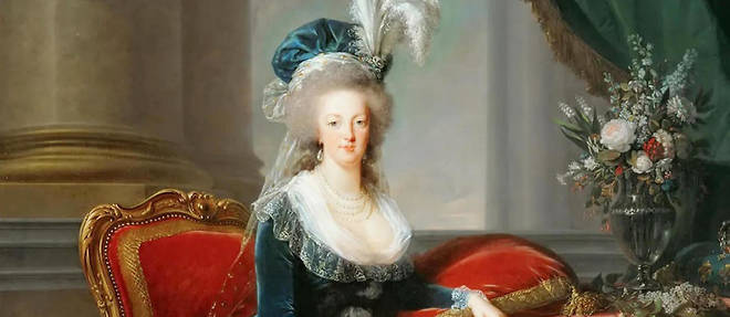 La reine Marie-Antoinette assise, en manteau bleu et robe blanche, tenant un livre a la main.