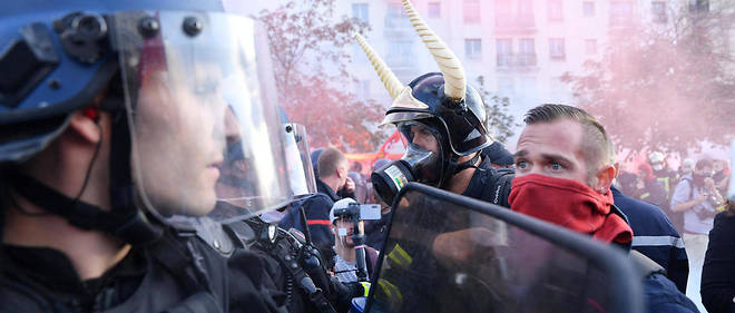 Des milliers de sapeurs-pompiers defilaient a Paris ce mardi. 