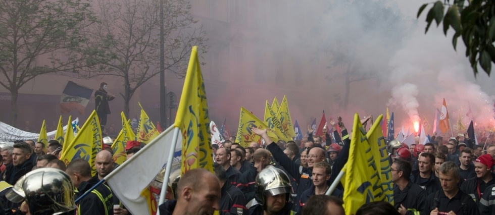 Des milliers de pompiers "en colere" manifestent a Paris, reunions en novembre