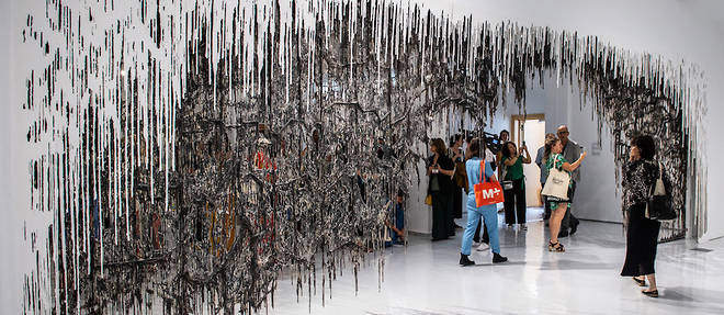 Ecran de fumee, 2015 de Diana Al-Hadid : une composition complexe de fibres de verre et gypse habille un mur de 30 pieds.