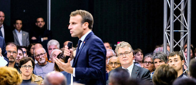 Emmanuel Macron lors du debat sur les retraites a Rodez, le 3 octobre.