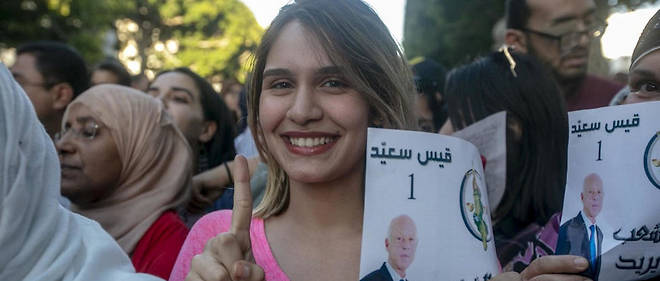 Les partisans de l'universitaire conservateur Kais Saied pavoisent apres la victoire ecrasante de leur champion (72,29 %) a l'election presidentielle tunisienne.