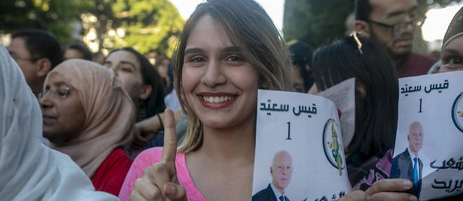 Les partisans de l'universitaire conservateur Kais Saied pavoisent apres la victoire ecrasante de leur champion (72,29 %) a l'election presidentielle tunisienne.