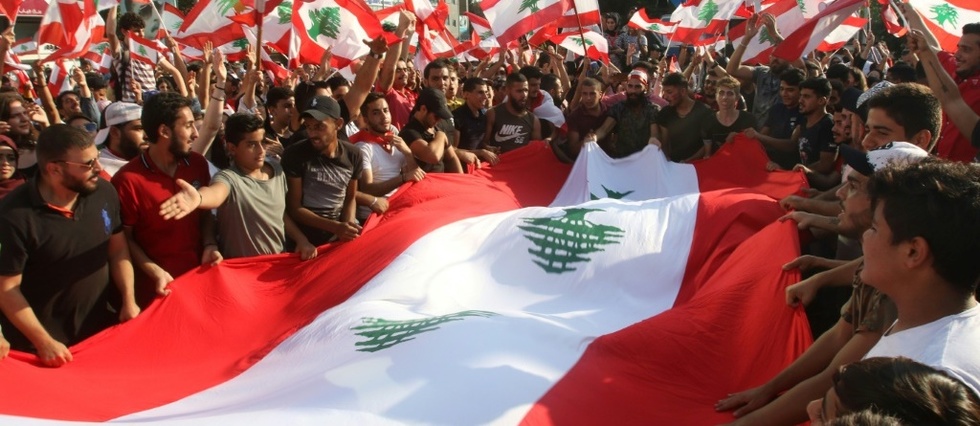 Liban: le pays dans la rue, uni contre la classe politique qui tente de reagir