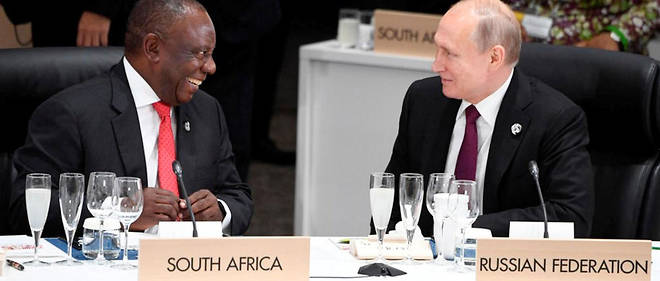 La Russie noue de plus en plus de liens avec l'Afrique. Ici, les presidents sud africain Cyril Ramaphosa et russe Vladimir Poutine au G20 d'Osaka, au Japon, en 2019. 