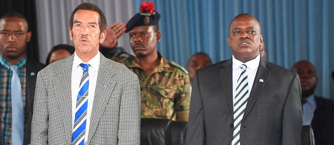 Au Botswana, l'ancien president Ian Khama (a gauche) et son successeur Mokgweetsi Masisi, tous deux issus du parti au pouvoir, se livrent une guerre sans merci depuis plusieurs mois.  