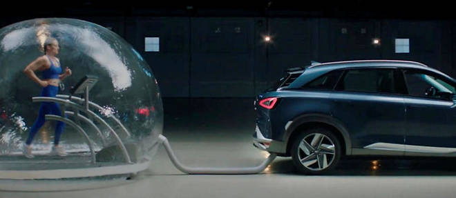 Une athlete qui court dans une bulle branchee au pot d'echappement d'une voiture, c'est la publicite pour le moins osee qu'adopte Hyundai pour vanter la proprete des emissions de sa Nexo a hydrogene.