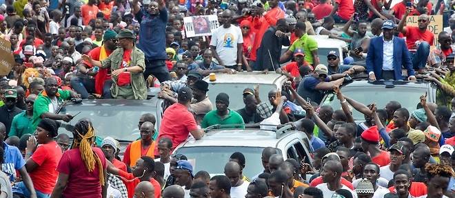 Les Guineens, vetus de rouge, ont defile en masse jeudi a Conakry pour dire non a un eventuel troisieme mandat du president Alpha Conde.