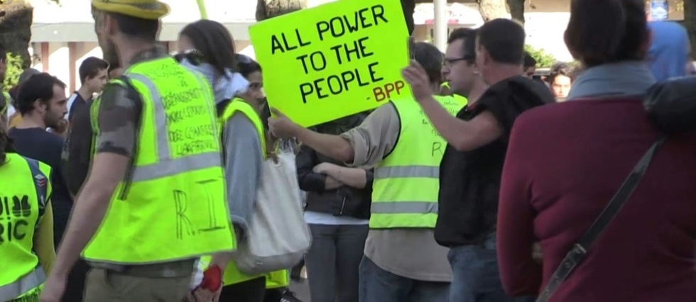 Les Gilets Jaunes Manifestent Certains En Soutien Aux