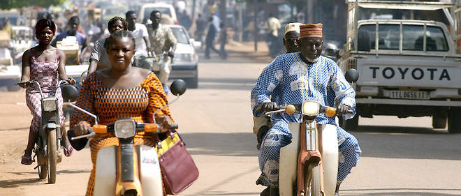 A Ouagadougou, la population vaque a ses occupations, mais la crainte du terrorisme djihadiste est presente dans toutes les tetes.