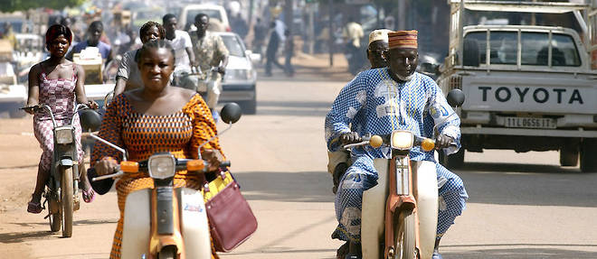 A Ouagadougou, la population vaque a ses occupations, mais la crainte du terrorisme djihadiste est presente dans toutes les tetes.