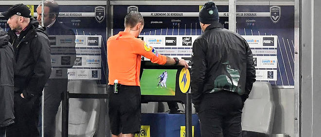 Un arbitre consulte la video lors d'un match de Ligue 1.