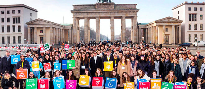  Les étudiants de l’ESCP posent devant la porte de Brandebourg, à Berlin. La ville allemande accueille l’un des six campus européens de l’école.  