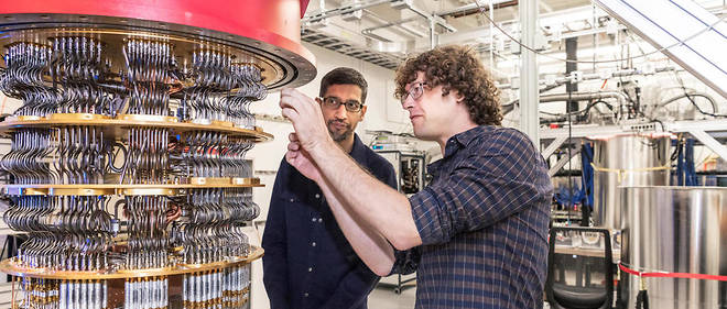Le PDG de Google Sundar Pichai et Daniel Sank, specialiste en informatique quantique, interviennent sur le calculateur Sycomore.