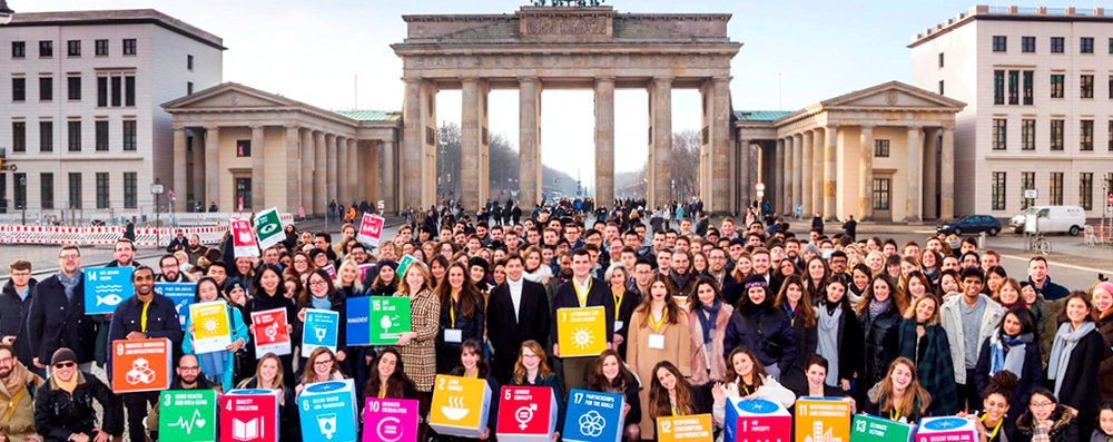 
        Ouverture. Les etudiants de l'ESCP posent devant la porte de Brandebourg, a Berlin. La ville allemande accueille l'un des six campus europeens de l'ecole. 