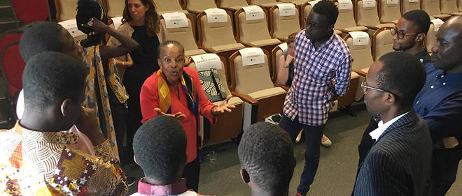 Christiane Taubira a la sortie de son intervention aux Ateliers de la pensee, discutant avec des jeunes du public
