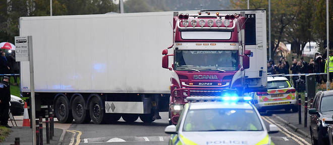 Le chauffeur du camion, age de 25 ans, Maurice Robinson, originaire d'Irlande du Nord, est poursuivi pour 39 homicides involontaires, trafic d'etres humains et blanchiment d'argent