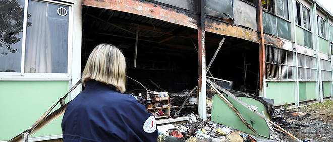  Dans le quartier defavorise de La Deveze, une ecole et deux salles de classe d'un college ont ete incendiees et des policiers caillasses.
