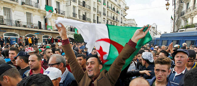 Les rues autour de la Grande Poste, batiment emblematique du coeur d'Alger et devenu le lieu de rassemblement des manifestations hebdomadaires, sont noires de monde et resonnent de slogans tels que << L'Algerie veut son independance >>, << Le peuple veut son independance >>. 
