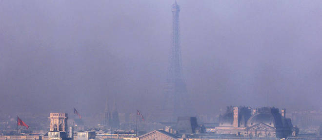 Vue de la tour Eiffel, prise le 28 janvier 2000 a Paris, alors que le seuil d'information, premier de deux niveaux d'alerte a la pollution de l'air, a ete declenche dans l'agglomeration parisienne pour le dioxyde d'azote (NO2).