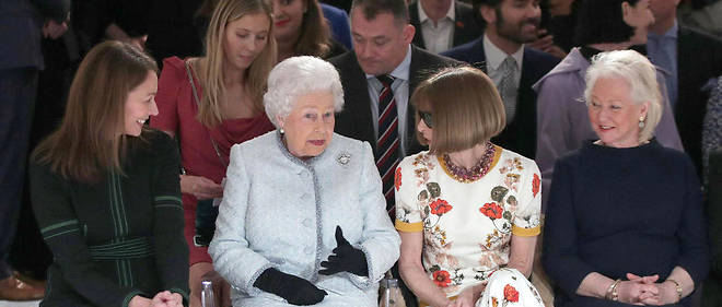 Angela Kelly, << Royal dressmaker >>, n'est jamais bien loin de sa patronne, la reine Elizabeth II. Ici, lors de la Fashion Week de Londres aux cotes de la journaliste Anna Wintour et de Caroline Rush, du British Fashion Council.
 