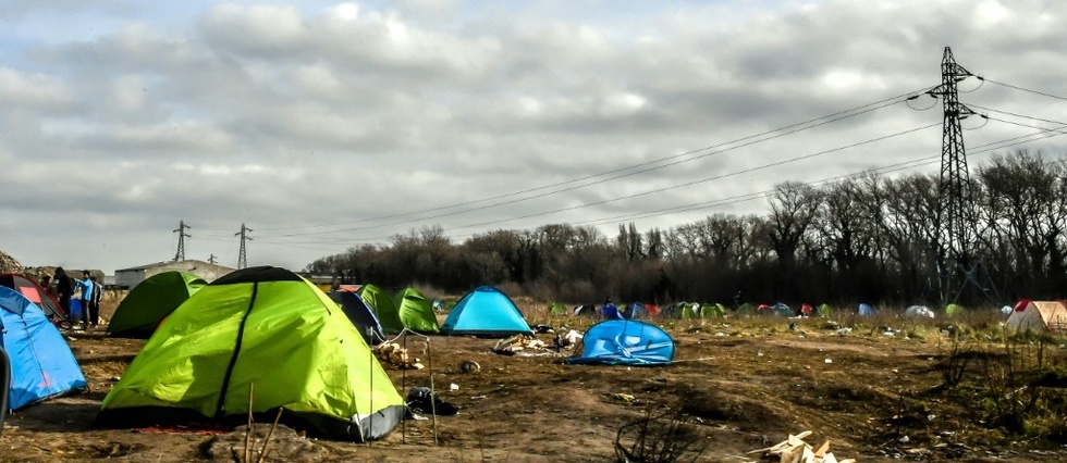 Calais: apres la mort d'un migrant, la polemique enfle sur les conditions d'accueil