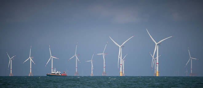 Champ d'eoliennes off-shore, au large d'Ostende. Jean-Yves Grandidier pense qu'il est realiste d'integrer 60 a 65 % d'energie eolienne et solaire dans la production francaise d'electricite d'ici a 2035.