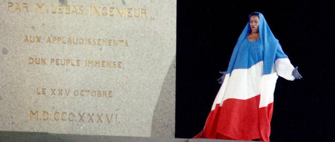 Drapee dans le drapeau francais, la cantatrice americaine Jessye Norman interprete La Marseillaise, sur la place de la Concorde a Paris, le 14 juillet 1989, lors du defile La Marseillaise a l'occasion des fetes de commemoration du bicentenaire de la Revolution francaise.