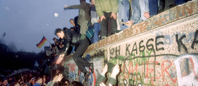 << Les images parlent plus fort que les mots : la destruction du mur de Berlin, le 9 novembre 1989, date de maniere precise la fin de l'Empire sovietique et de l'ideologie communiste >>, pour Guy Sorman.