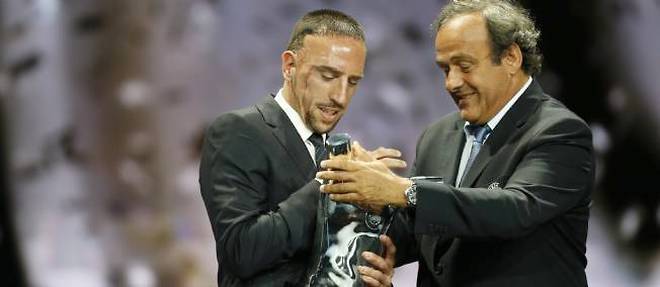 Le president de l'UEFA Michel Platini (a droite) remet le trophee du meilleur joueur evoluant en Europe en 2012-2013 au footballeur francais Franck Ribery.
