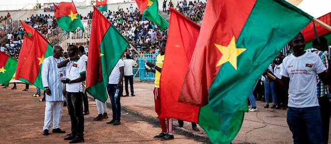 Drapeau national en main les Burkinabe soutiennent du mieux qu'ils peuvent les forces de defense et de securite.