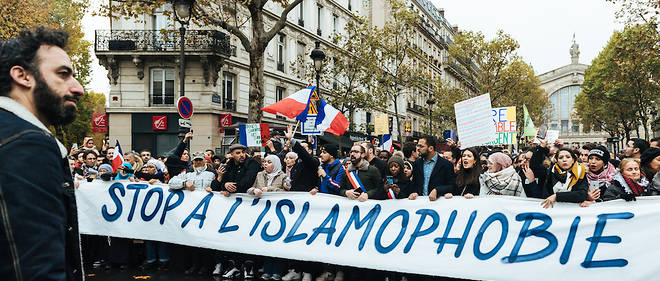 Plusieurs milliers de personnes ont defile dimanche a Paris pour une marche controversee contre l'islamophobie, qui a dechire la gauche.