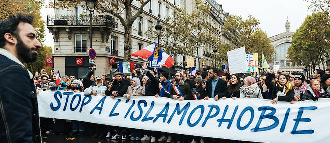 Plusieurs milliers de personnes ont defile dimanche a Paris pour une marche controversee contre l'islamophobie, qui a dechire la gauche.