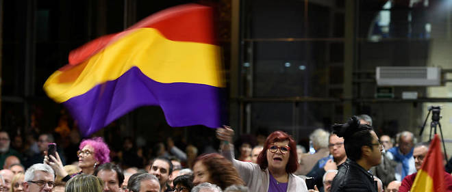 Le 6 novembre 2019, une femme porte un drapeau republicain avant le debut d'une campagne electorale de l'alliance electorale de gauche.