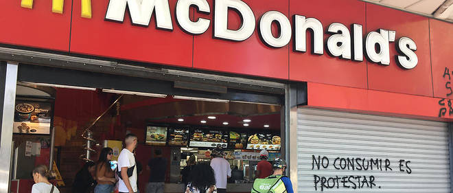 << Ne pas consommer, c'est manifester / Providencia, reveille-toi ! >> est-il ecrit sur ce McDonalds.