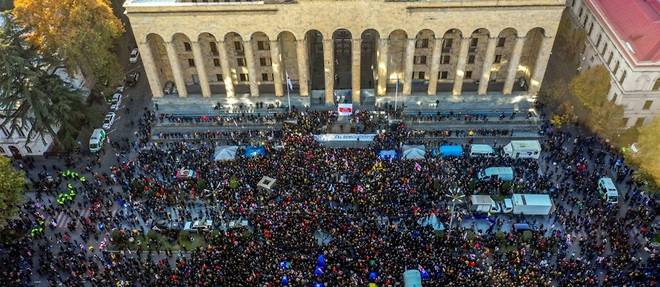 En Georgie, des dizaines de milliers de manifestants contre le gouvernement