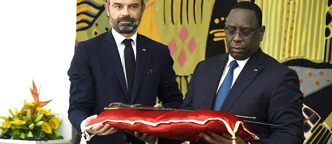 La France remet au Senegal un sabre charge d'histoire et de signification politique