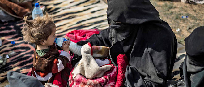 Dorothee Maquere, la femme de Jean-Michel Clain, en Syrie en mars 2019, avec un de leurs enfants.